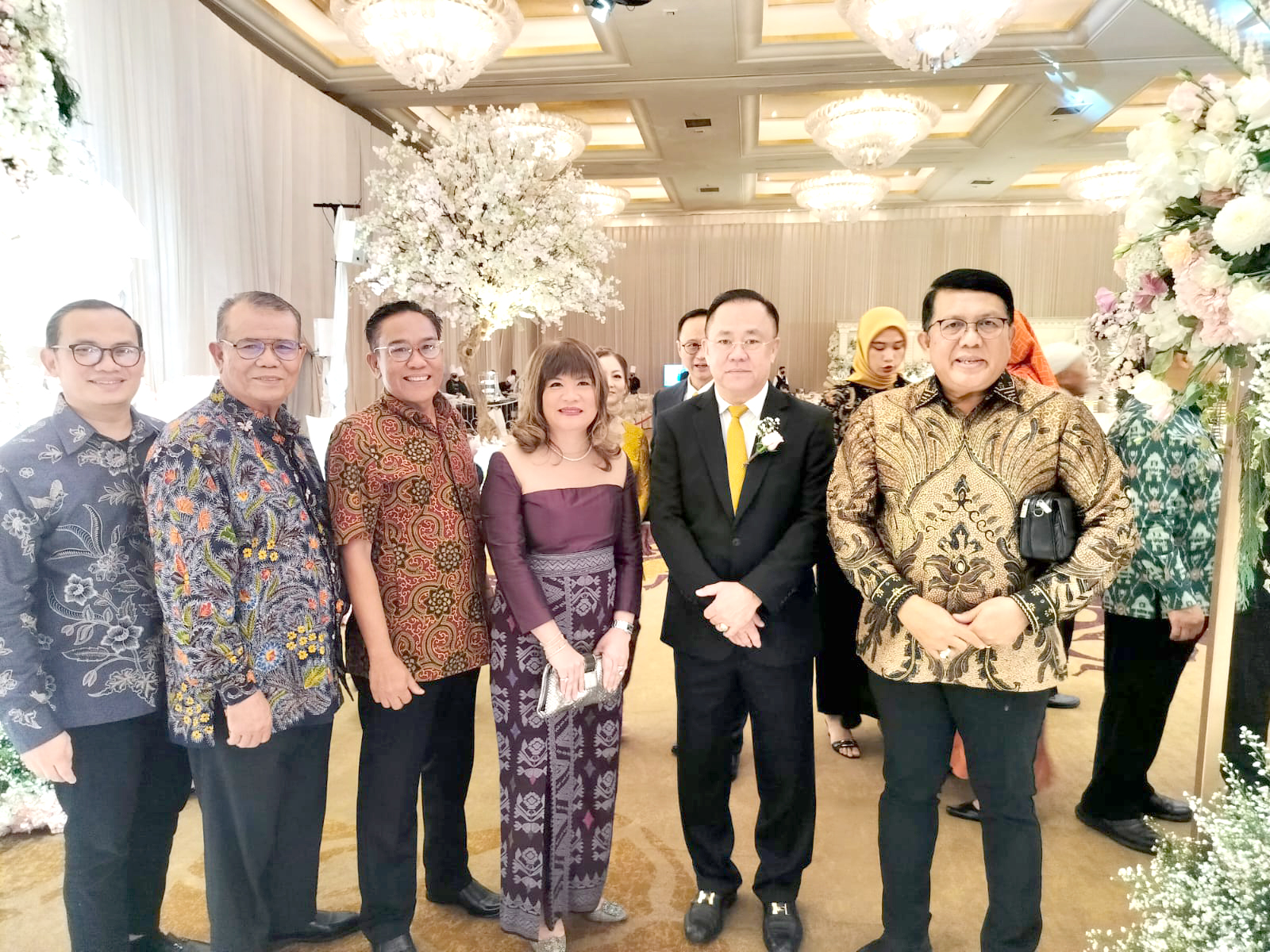 Menghadiri Acara Resepsi Pernikahan Putra Putri Ibu Ning Wahyu, Ketua DPP APINDO Provinsi Jawa Barat.